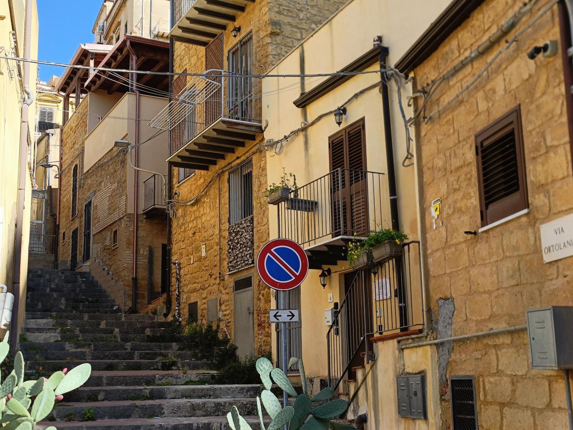 A Due Passi Dal Centro Sweet Rooms Agrigento Buitenkant foto